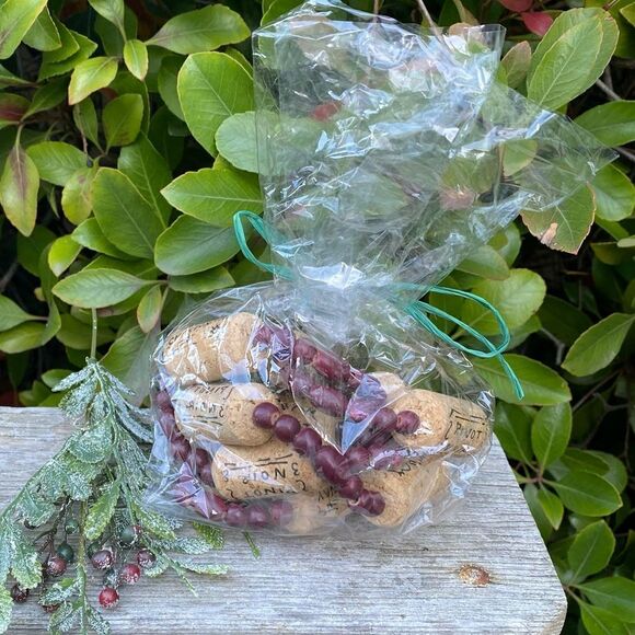 🎄Christmas Tree Garland w/cranberry colored beads. NWT! - Picture 3 of 6